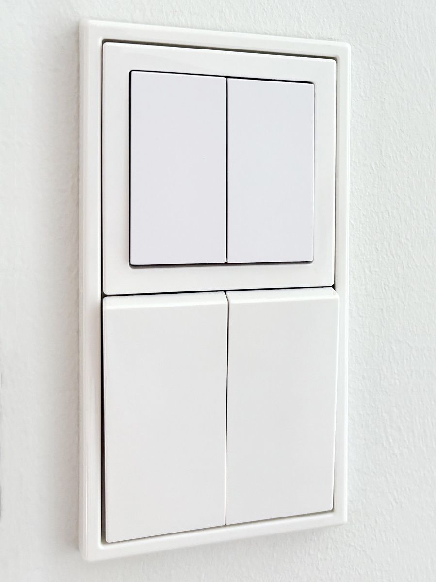 Il controllo intelligente dell'illuminazione è perfettamente integrato negli interruttori tradizionali. In alto, il controller Hue di Friends, che controlla le funzioni desiderate delle luci, come la regolazione continua della tonalità e l'oscuramento. © LedStore.fi